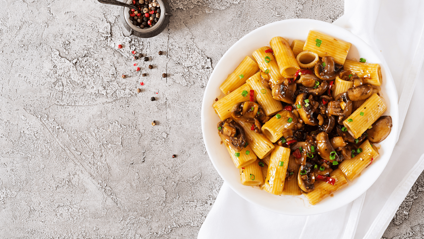 Nudeln aus Reis mit cremiger Champignon Mandelsoße