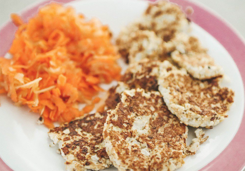 Glutenfreie Blumenkohl Puffer mit Karotten-Apfel Salat